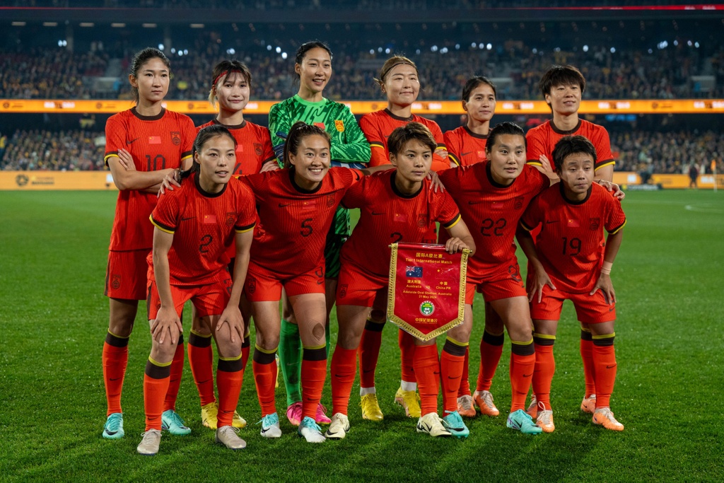 足球报：中国女足防守漏洞频发，东亚杯末战日本面临严峻考验